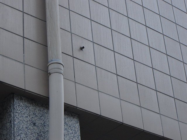 Detalle de drenaje de cámara ventilada en fachada.